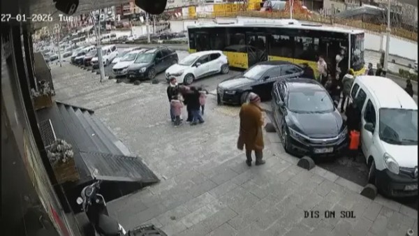 CHP'li İBB'nin Otobüsleri Yine Şaşırtmıyor! Park Halindeki 2 Otomobile Çarptı